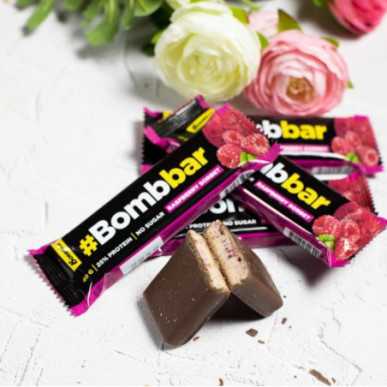 Bombbar Protein Bar Chocolate Raspberry Sorbet, 40 g – madala kalorsusega toode firmalt Bombbar, osta SportFit-ist