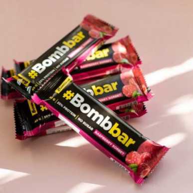 Bombbar Protein Bar Chocolate Raspberry Sorbet, 40 g – madala kalorsusega toode firmalt Bombbar, osta SportFit-ist